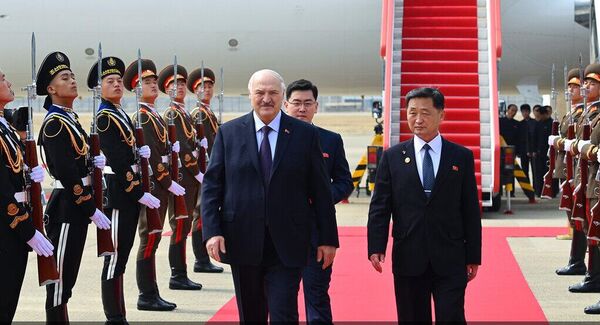 У трапа самолета Александра Лукашенко встречал почетный караул и первый заместитель премьер-министра КНДР Ким Ток Хун. - Sputnik Беларусь