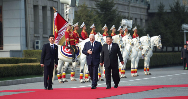 Церемония официальной встречи президента Беларуси Александра Лукашенко с лидером КНДР Ким Чен Ыном на площади Ким Ир Сена в Пхеньяне. - Sputnik Беларусь