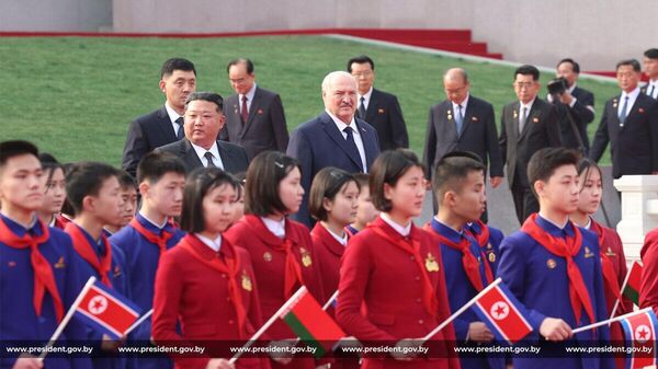 Александр Лукашенко и Ким Чен Ын после официальной церемонии встречи в Пхеньяне.  - Sputnik Беларусь