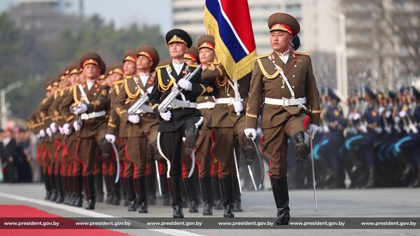 Северокорейские военные прошли торжественным маршем по площади Ким Ир Сена в честь визита президента Беларуси. - Sputnik Беларусь