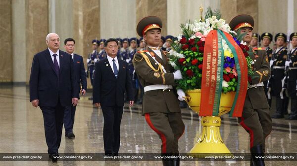 По прибытии в Пхеньян Лукашенко посетил Кымсусанский дворец, где почтил память руководителей КНДР - Ким Ир Сена и Ким Чен Ира. - Sputnik Беларусь