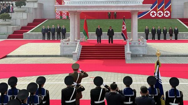 Конница, пушечные залпы и парад: встреча Лукашенко с Ким Чен Ыном (видео)