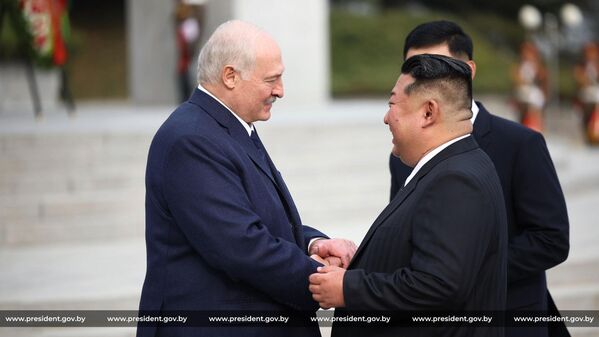 Лидеры Беларуси и КНДР по-дружески общались "на ногах". - Sputnik Беларусь