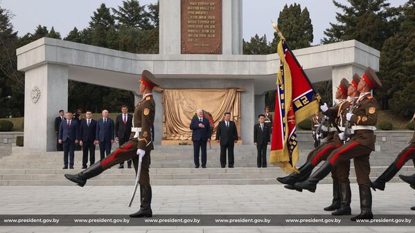 Лидеры Беларуси  и КНДР почтили память советских воинов, погибших при освобождении Кореи от японских захватчиков, была объявлена минута молчания.   - Sputnik Беларусь