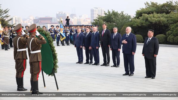 Президент Беларуси и члены белорусской делегации возложили венок к подножию монумента "Освобождение" в Пхеньяне. - Sputnik Беларусь