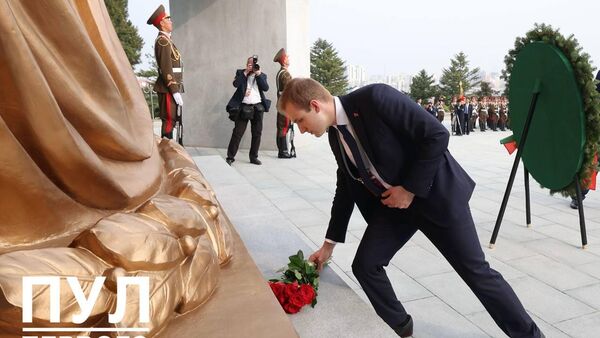 По просьбе Путина: Николай Лукашенко возложил цветы к монументу в Пхеньяне