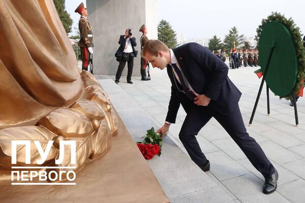 По просьбе президента России - цветы в знак благодарности за помощь в СВО. Букет к подножию монумента "Освобождение" возложил младший сын белорусского лидера Николай Лукашенко. - Sputnik Беларусь