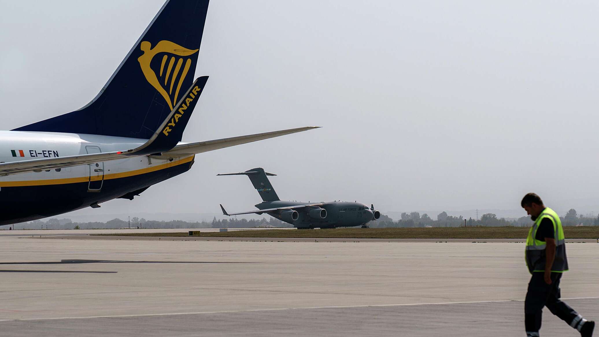 Два неизвестных самолета из Украины приземлились в польском Жешуве Два неизвестных самолета из Украины приземлились в польском Жешуве