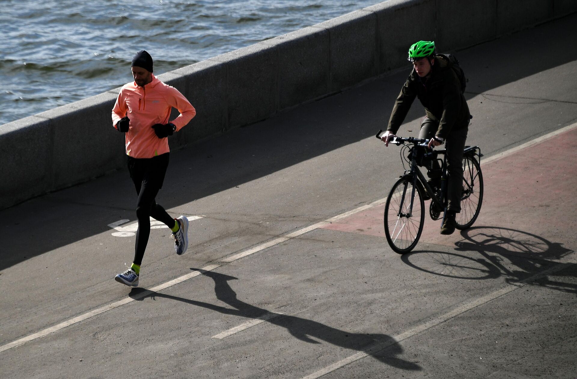 Мужчины на велодорожке  - Sputnik Беларусь, 1920, 26.03.2026