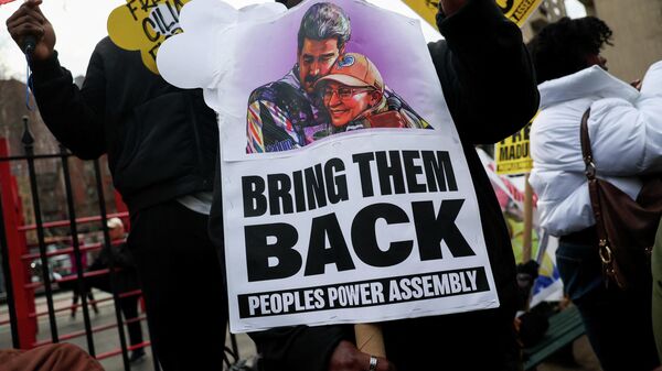 Акция протеста против судебного процесса в отношении Николаса Мадуро у здания суда в Нью-Йорке - Sputnik Беларусь