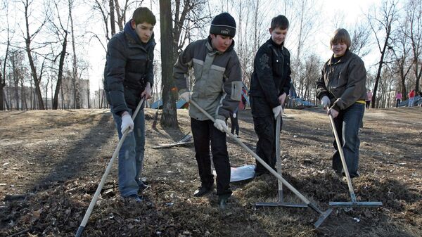 Работу на весенних каникулах нашли более пяти тысяч белорусских школьников 
