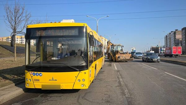 Погрузчик врезался в грузовик и автобус в Минске: пострадали четыре человека