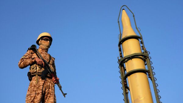 Иранский военный рядом с ракетой - Sputnik Беларусь