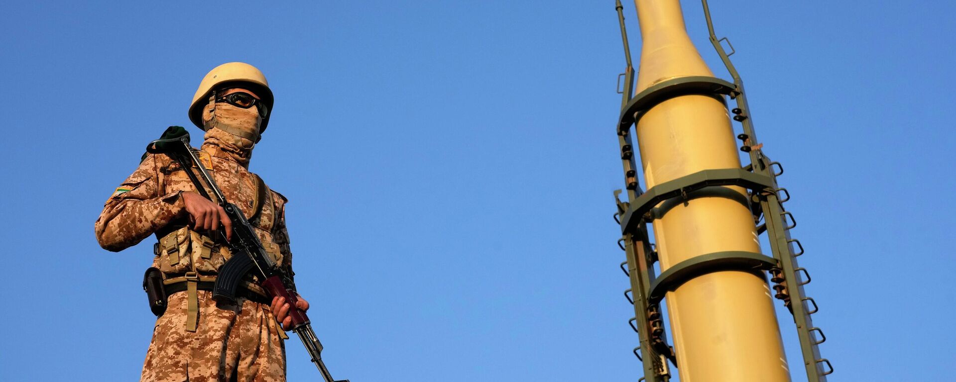 Иранский военный рядом с ракетой - Sputnik Беларусь, 1920, 31.03.2026