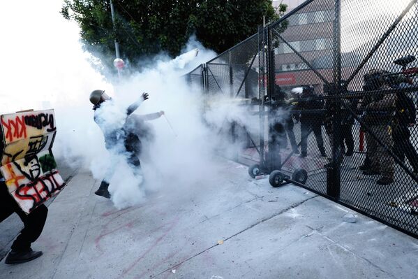 В Лос-Анджелесе акция протеста переросла в стычку с полицией. - Sputnik Беларусь