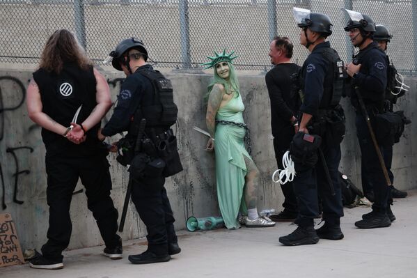 Задержанные участники акции протеста в Лос-Анджелесе. - Sputnik Беларусь