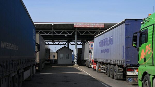 Более 800 фур стоит на границе Беларуси с Польшей и Литвой