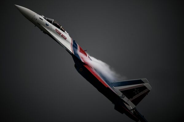 Истребитель Су-35С пилотажной группы Русские витязи - Sputnik Беларусь