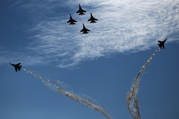 Участники авиационной группы высшего пилотажа "Русские витязи" (Су-35С) во время летной программы на открытии международного военно-технического форума "Армия-2022" в Кубинке. - Sputnik Беларусь