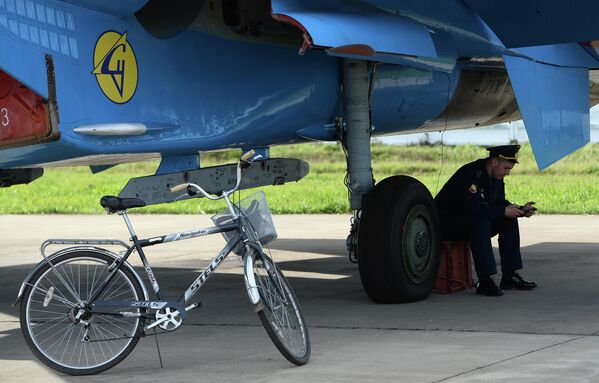 У многоцелевого истребителя Су-27 пилотажной группы "Русские витязи" перед авиационным шоу на аэродроме в Кубинке в рамках Международного военно-технического форума "Армия-2016". - Sputnik Беларусь