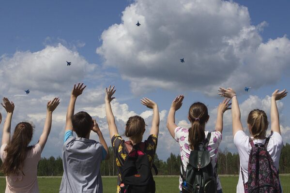 Посетители авиасалона малой и региональной авиации "Авиарегион-2016" в аэропорту Туношна в Ярославской области наблюдают показательное выступление многоцелевых истребителей Су-27 пилотажной группы "Русские витязи". - Sputnik Беларусь