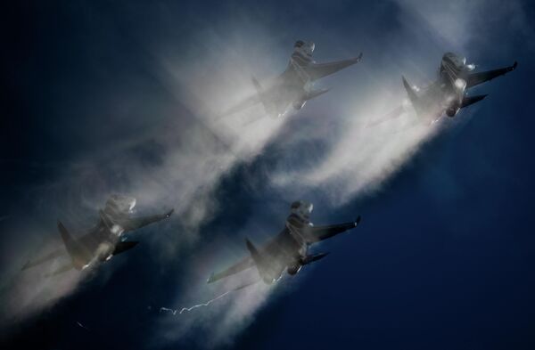 Истребители Су-30СМ и Су-35С пилотажной группы Русские витязи - Sputnik Беларусь
