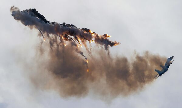 Истребитель Су-35С пилотажной группы ВКС "Русские витязи" выполняет демонстрационные полет над аэродромом "Кубинка" (2021 год).  - Sputnik Беларусь