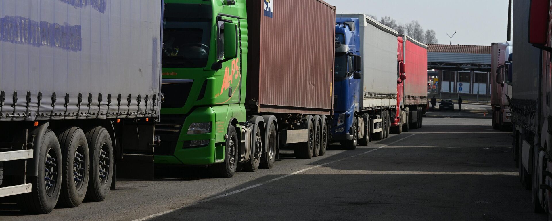 Грузавікі ў ПП Каменны Лог - Sputnik Беларусь, 1920, 14.04.2026