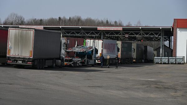 Более 1,1 тыс фур и легковушек стоит на границе Беларуси с Польшей и Литвой