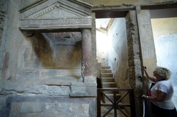 Женщина делает фотографии в одном из домов города-музея под открытым небом Помпеи. - Sputnik Беларусь