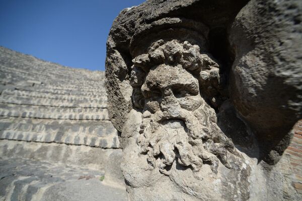 Скульптура у театра города-музея под открытым небом Помпеи - Sputnik Беларусь