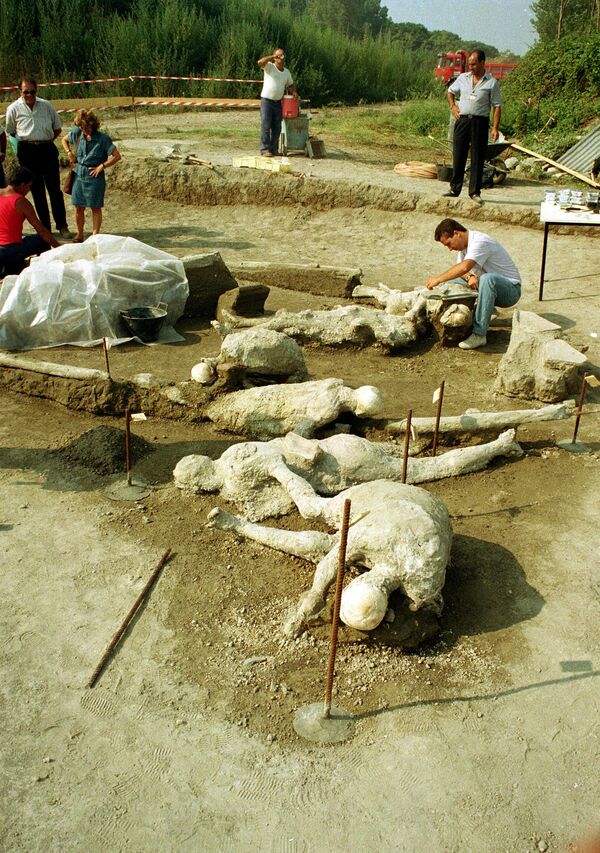 Археолог очищает от пыли окаменевшие тела, обнаруженные в Помпеях (сентябрь 1991 года). - Sputnik Беларусь