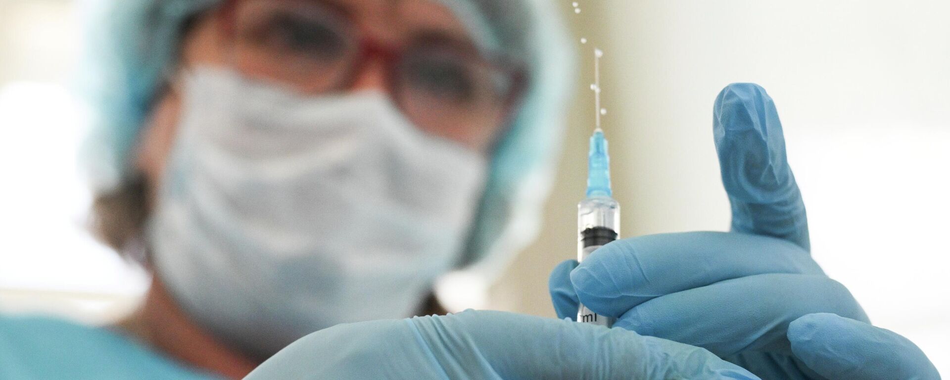 Медработник с вакциной  - Sputnik Беларусь, 1920, 01.04.2026