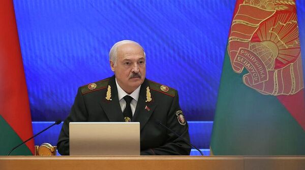 Лукашенко рассказал военным о сути его "диктатуры"