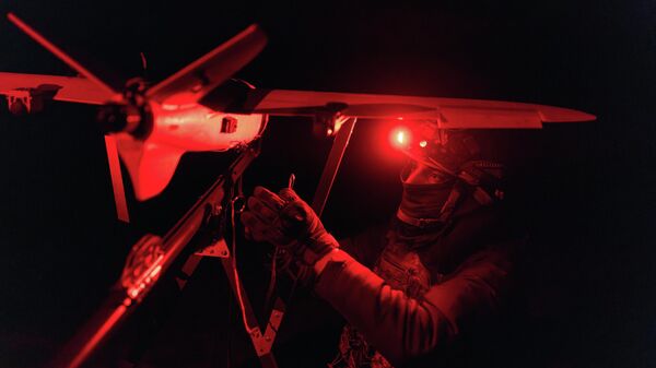 Украинский военнослужащий с беспилотником - Sputnik Беларусь