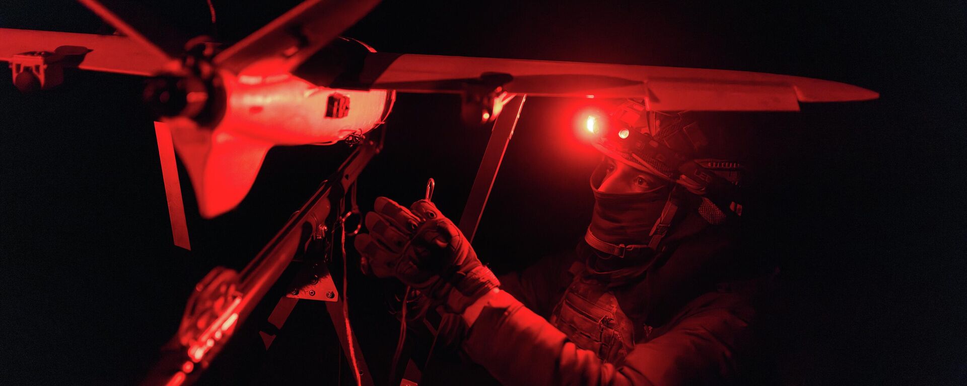 Украинский военнослужащий с беспилотником - Sputnik Беларусь, 1920, 24.04.2026