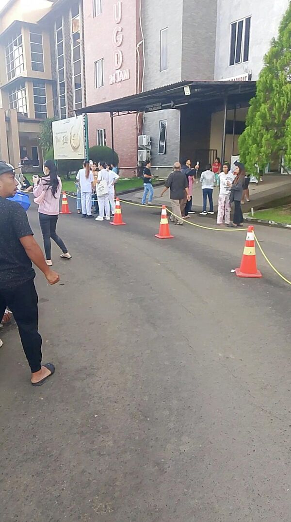 Люди возле здания больницы. - Sputnik Беларусь