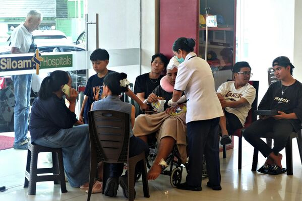 Эвакуированные жители провинции Северный Сулавеси в госпитале. - Sputnik Беларусь