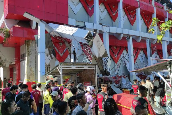 Поврежденное землетрясением здание. - Sputnik Беларусь