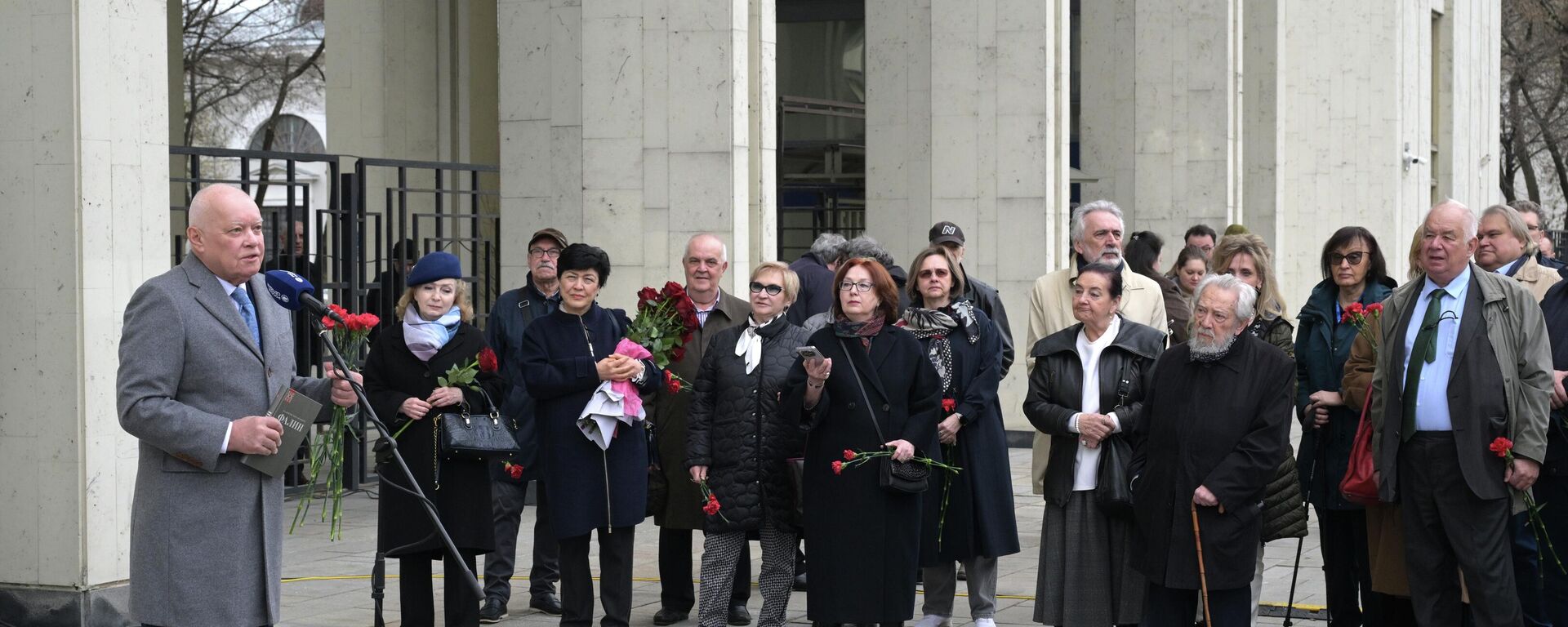 Гендырэктар Міжнароднай медыягрупы Россия сегодня Дзмітрый Кісялёў на цырымоніі адкрыцця мемарыяльнай дошкі Валянціну Фаліну - Sputnik Беларусь, 1920, 02.04.2026
