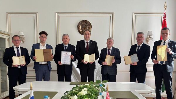 "Белорусы России" передали в дар НАН Беларуси редкие издания и документы