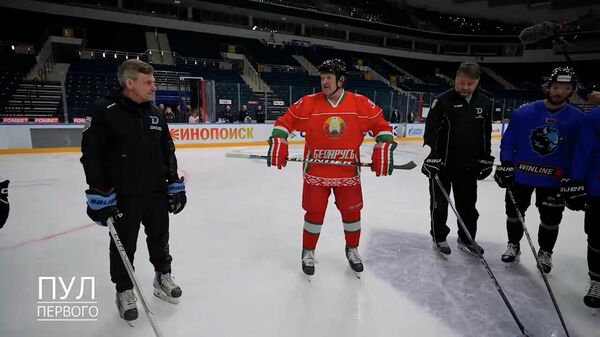 Готов здесь ночевать, лишь бы вы играли: Лукашенко на тренировке Динамо - Sputnik Беларусь