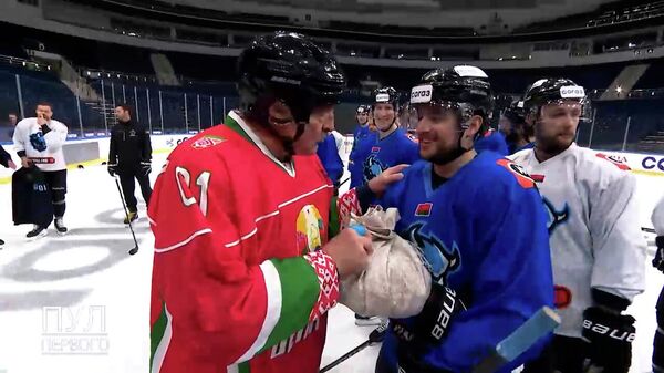 Лукашенко привез хоккеистам самый лучший белорусский допинг (видео) - Sputnik Беларусь