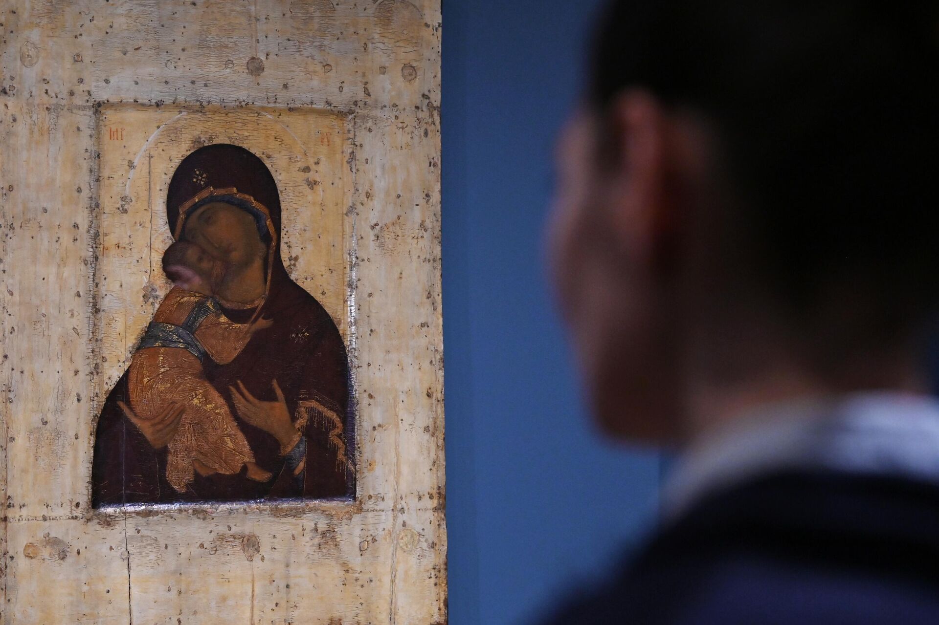 Посетительница смотрит на икону Богоматерь Владимирская - Sputnik Беларусь, 1920, 03.04.2026