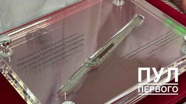 Лукашенко подарили скальпель времен ВОВ, которым оперировала женщина-хирург