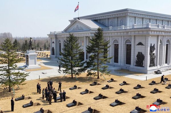 Северокорейский лидер Ким Чен Ын на месте  строительства Мемориального музея боевых подвигов в зарубежной военной операции - Sputnik Беларусь