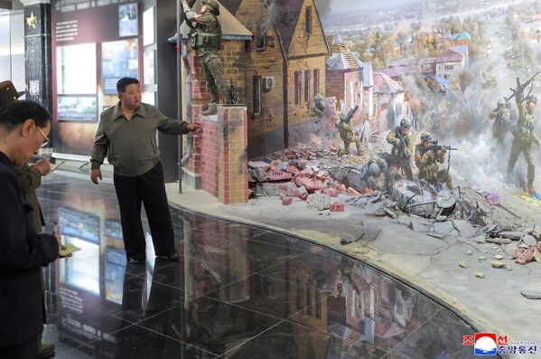 Северокорейский лидер Ким Чен Ын на месте  строительства Мемориального музея боевых подвигов в зарубежной военной операции - Sputnik Беларусь