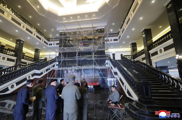 Северокорейский лидер Ким Чен Ын на месте  строительства Мемориального музея боевых подвигов в зарубежной военной операции - Sputnik Беларусь