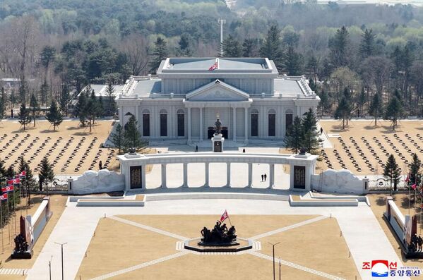Северокорейский лидер Ким Чен Ын на месте  строительства Мемориального музея боевых подвигов в зарубежной военной операции - Sputnik Беларусь