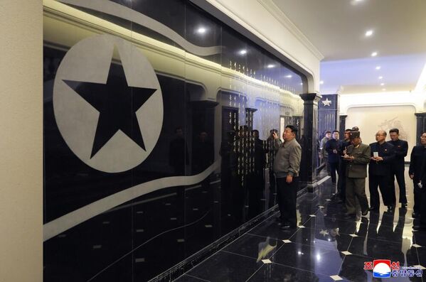 Северокорейский лидер Ким Чен Ын на месте  строительства Мемориального музея боевых подвигов в зарубежной военной операции - Sputnik Беларусь